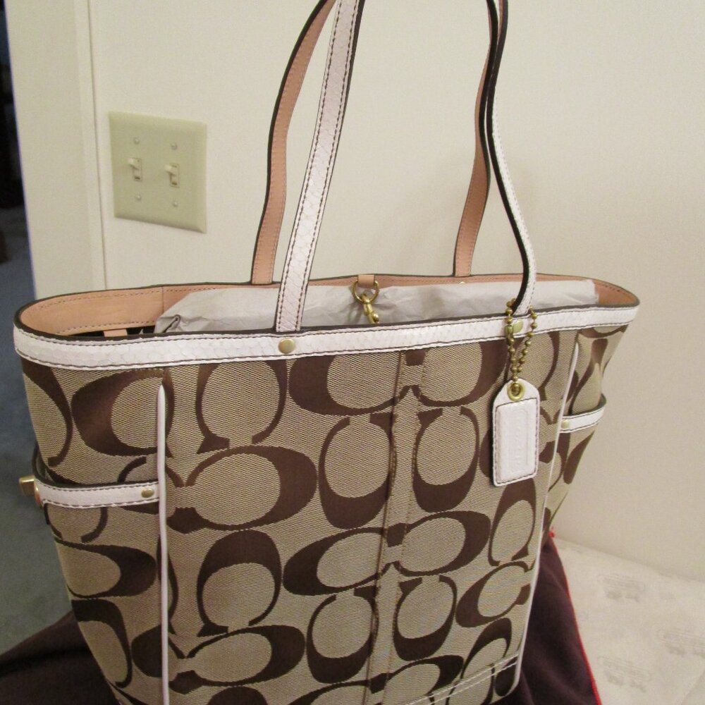 Coach BO6S-8626 Graphic/White Tote - Picture 2 of 11